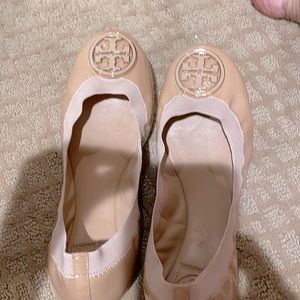 Tory Burch beige patent ballet flat 8.5 new